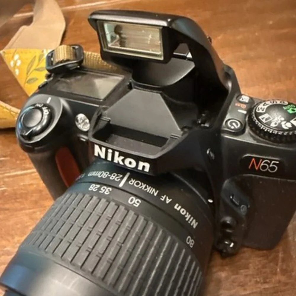 Nikon N65 35mm SLR Film Camera W/ AF Nikkor 28-80mm f/3.5-5.6 D Lens Flash Case